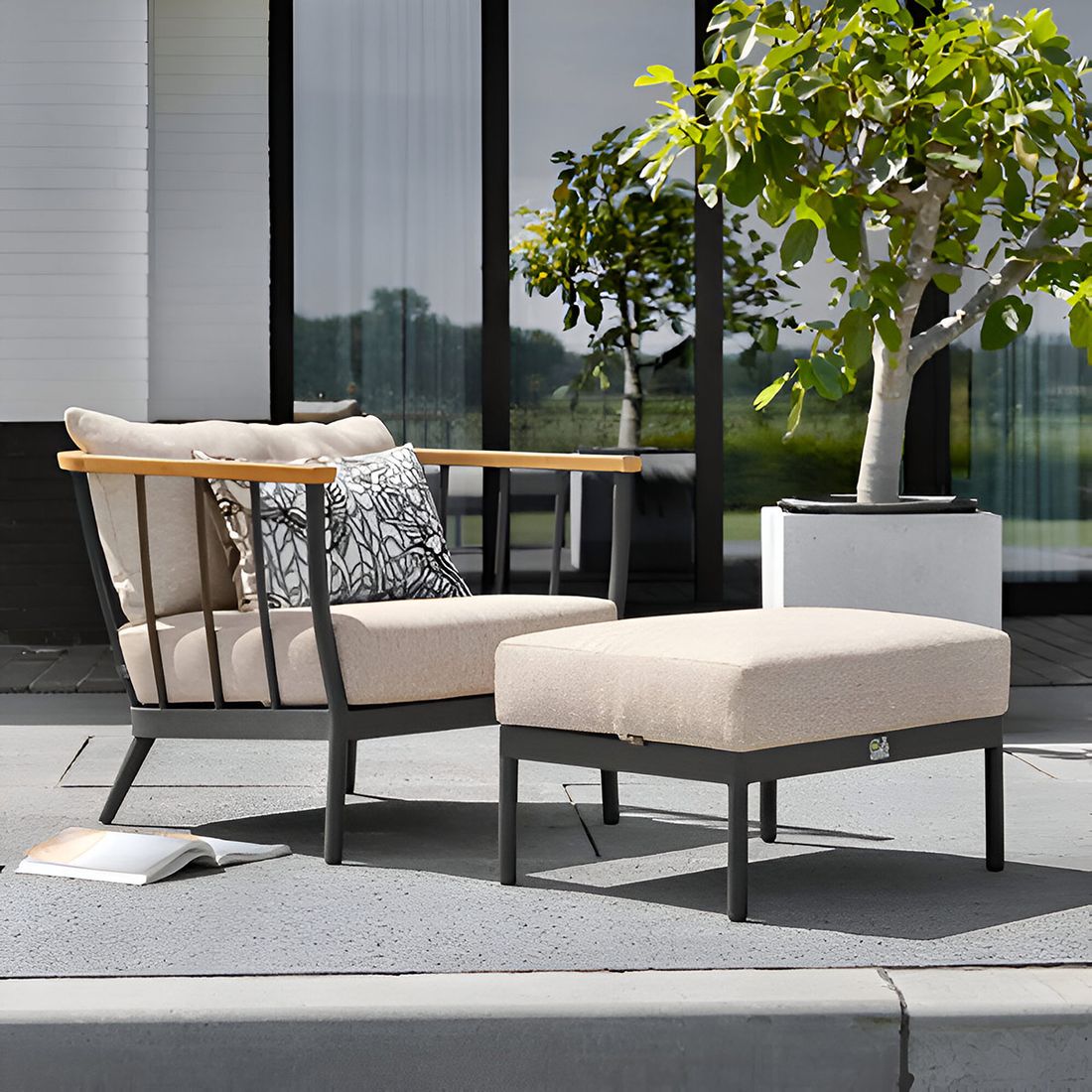 Loungetaburett Condor aluminium/utestoff 68x52 cm montert i hage