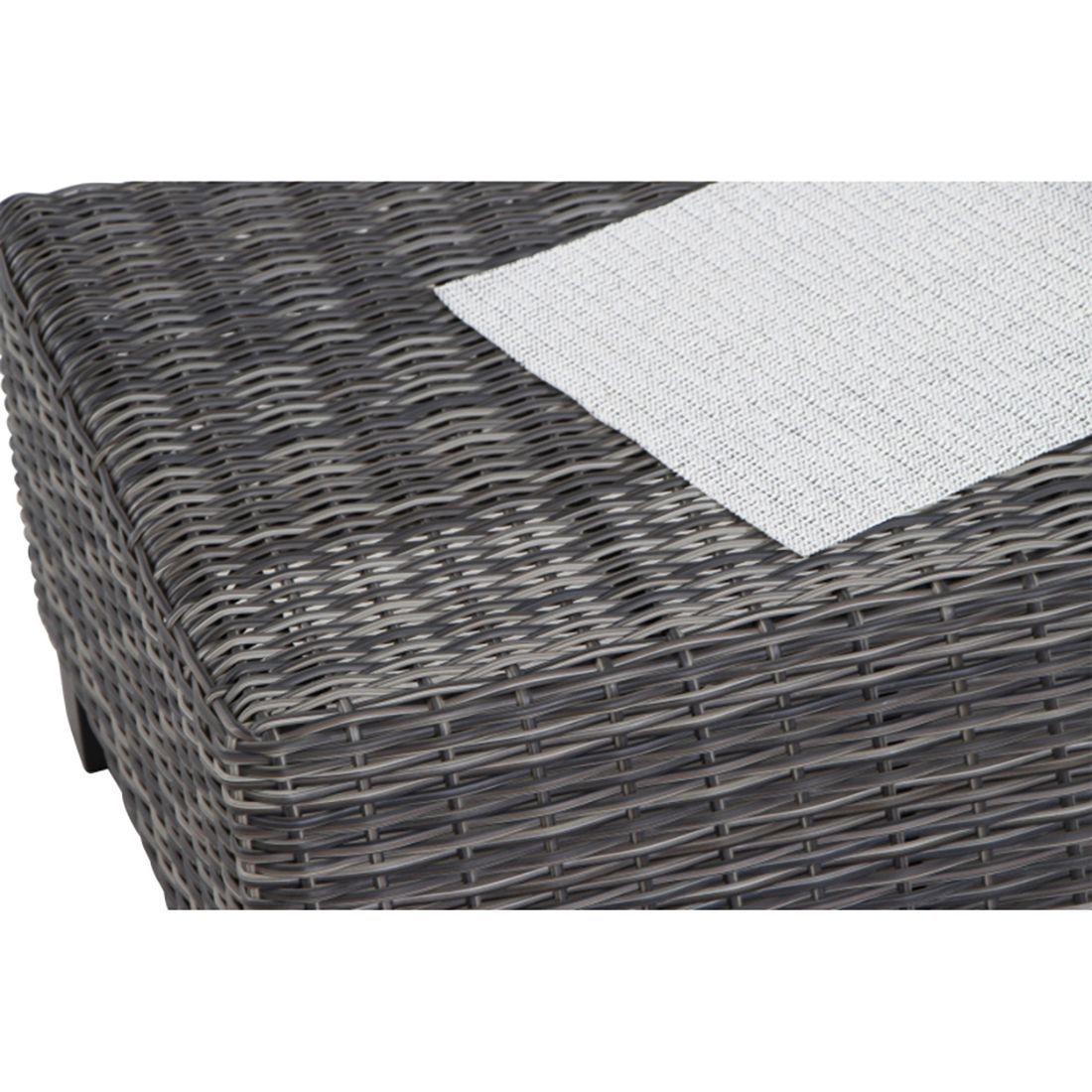 Montert Loungetaburett Corido flettverk 61x63 cm på terrasse