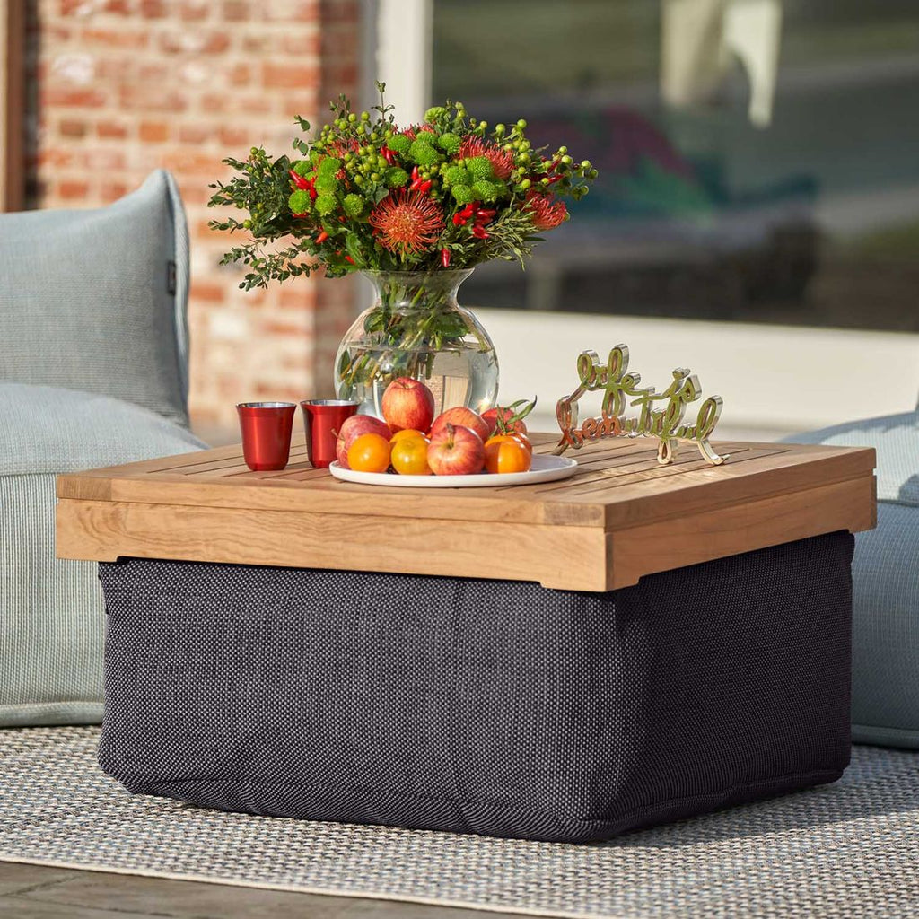 Loungetaburett Dotty polypropylen 75x75 cm brukt ved bassengkanten