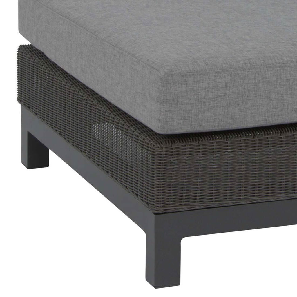 Detalj av polyrattan flettverk på Loungetaburett Fontana