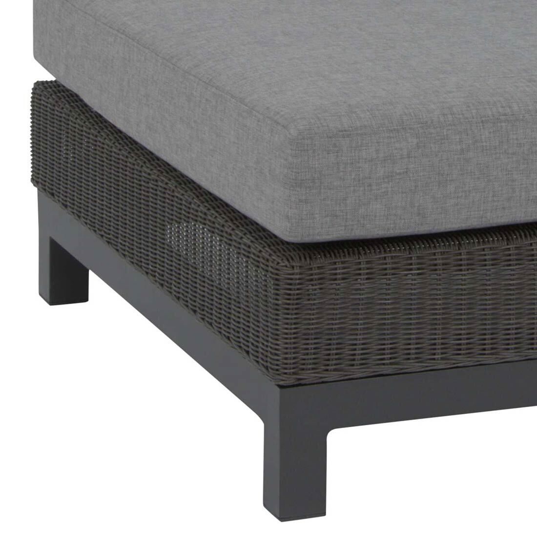 Detalj av polyrattan flettverk på Loungetaburett Fontana