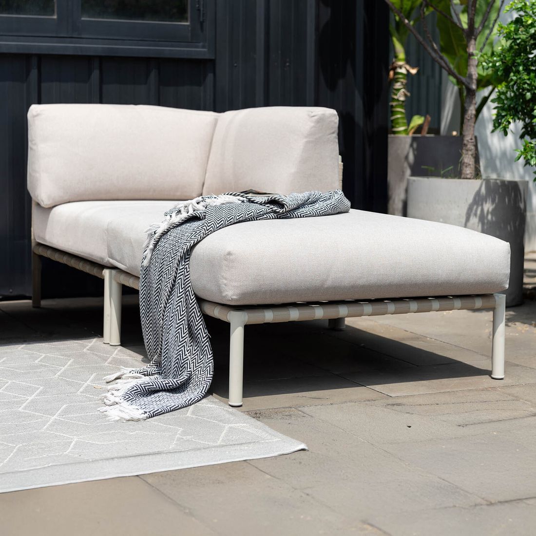 Loungetaburett Horizon aluminium/olefin 87x87 cm i bruk utendørs