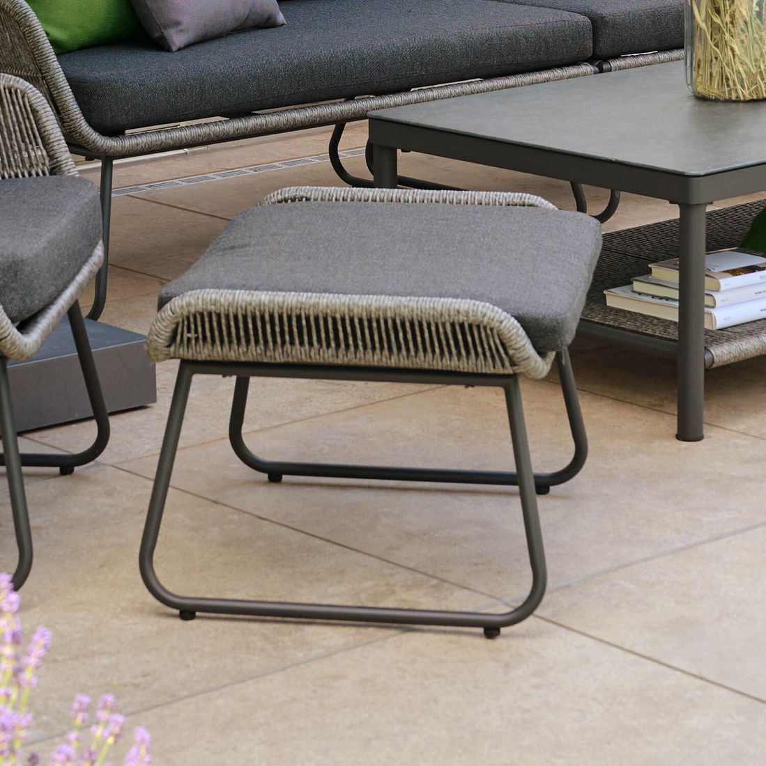 Loungetaburett Kansas aluminium/flettverk 67x50 cm forfra