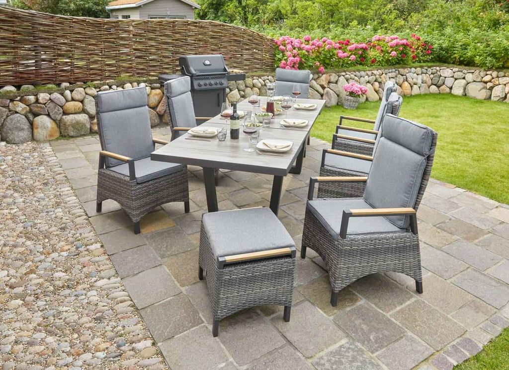 Loungetaburett Keramo aluminium/flettverk 57x45 cm montert i hage