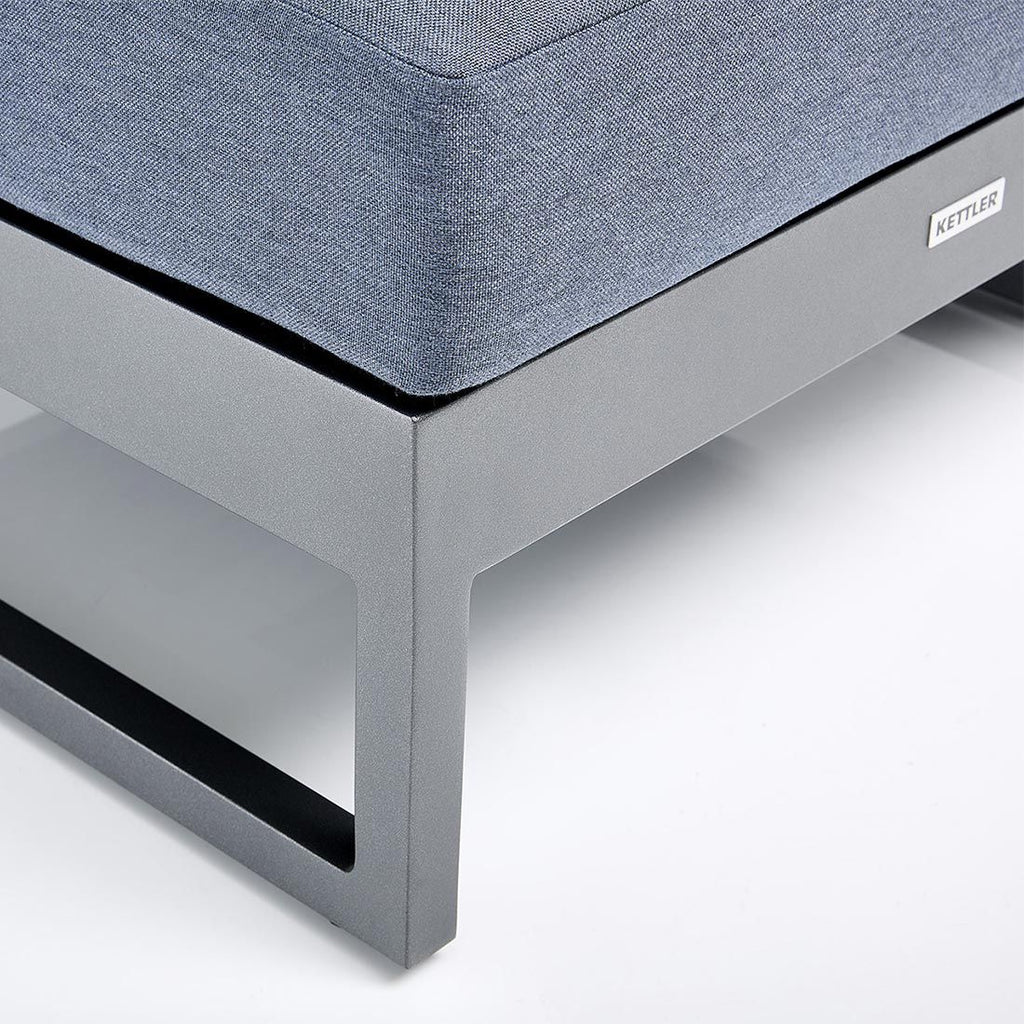 Loungetaburett Ocean Skid Platform aluminium/Agora montert på terrasse