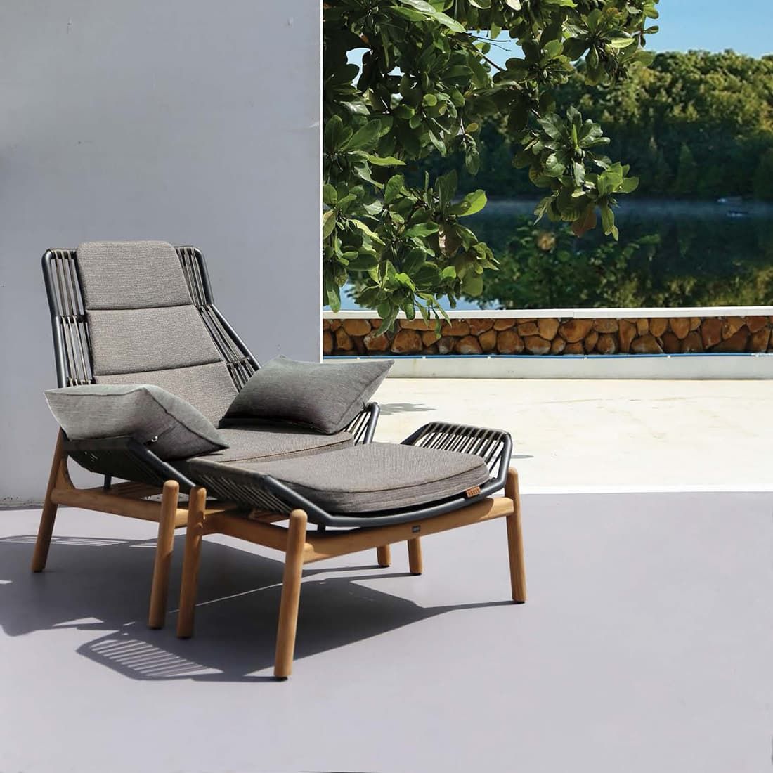 Montert Loungetaburett Pollux aluminium/teak 83x48 cm - Zebra på terrasse