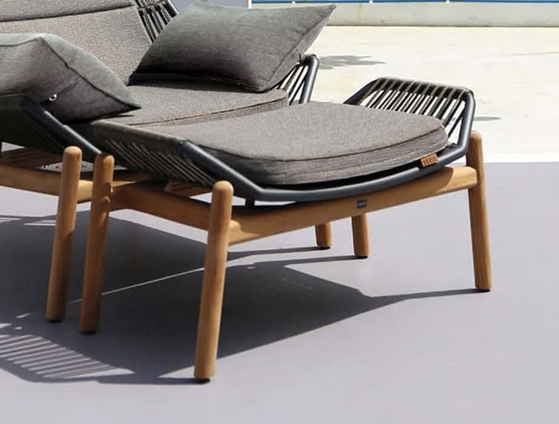 Nærbilde av sitteflate på Loungetaburett Pollux aluminium/teak 83x48 cm - Zebra