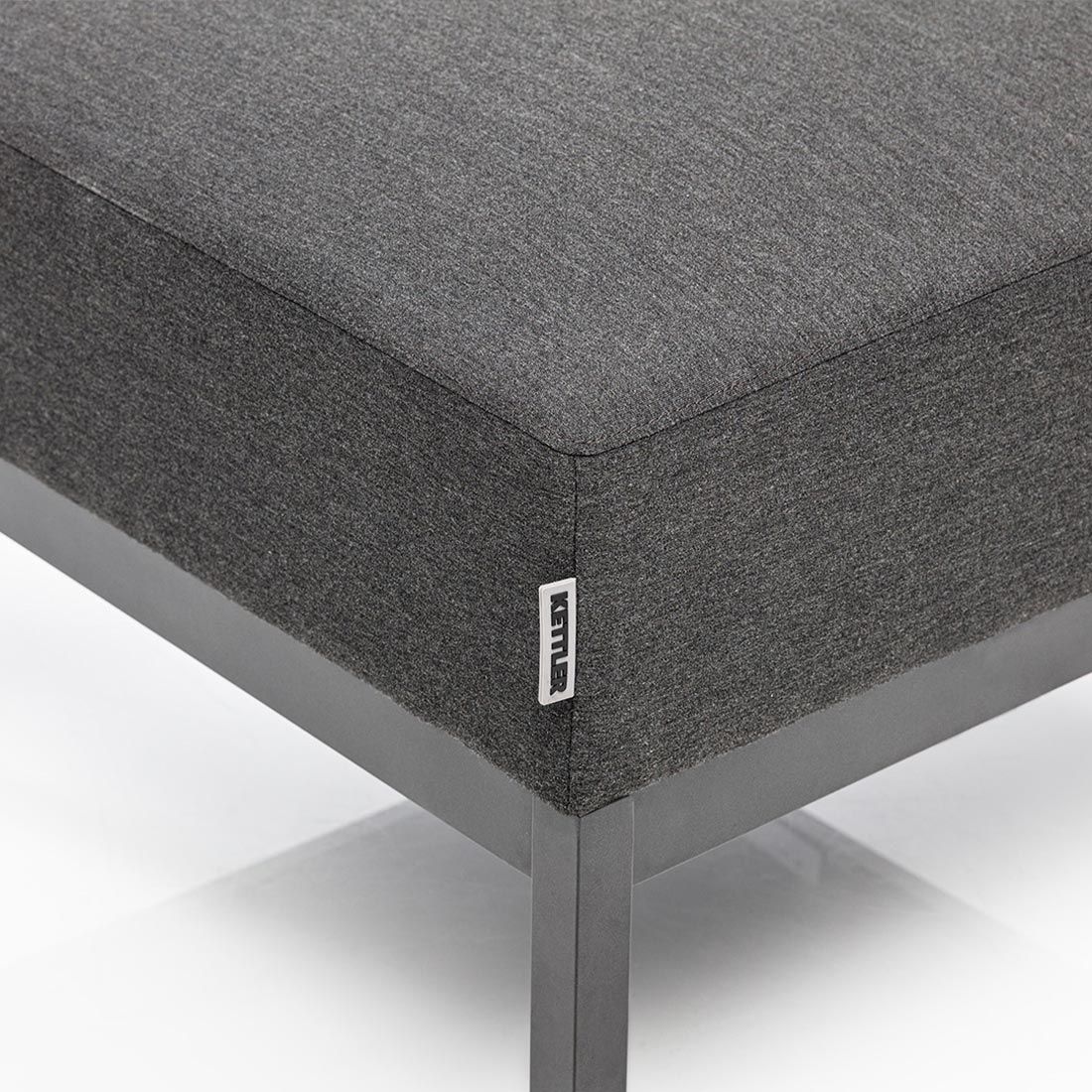 Montert Loungetaburett Pure aluminium/Sunbrella 71x65 cm - Kettler på terrasse