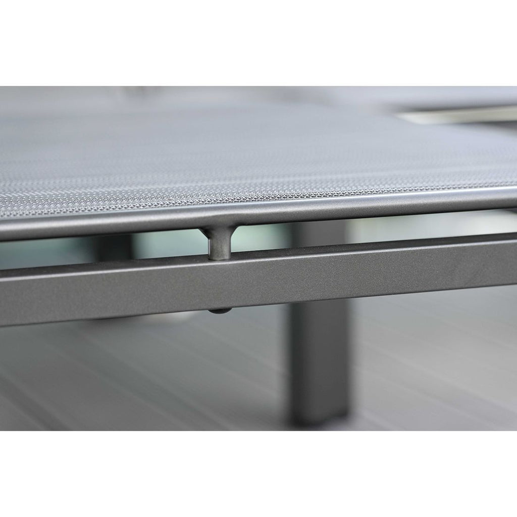 Loungetaburett Skelby aluminium/textilen 75x75 cm montert i hage