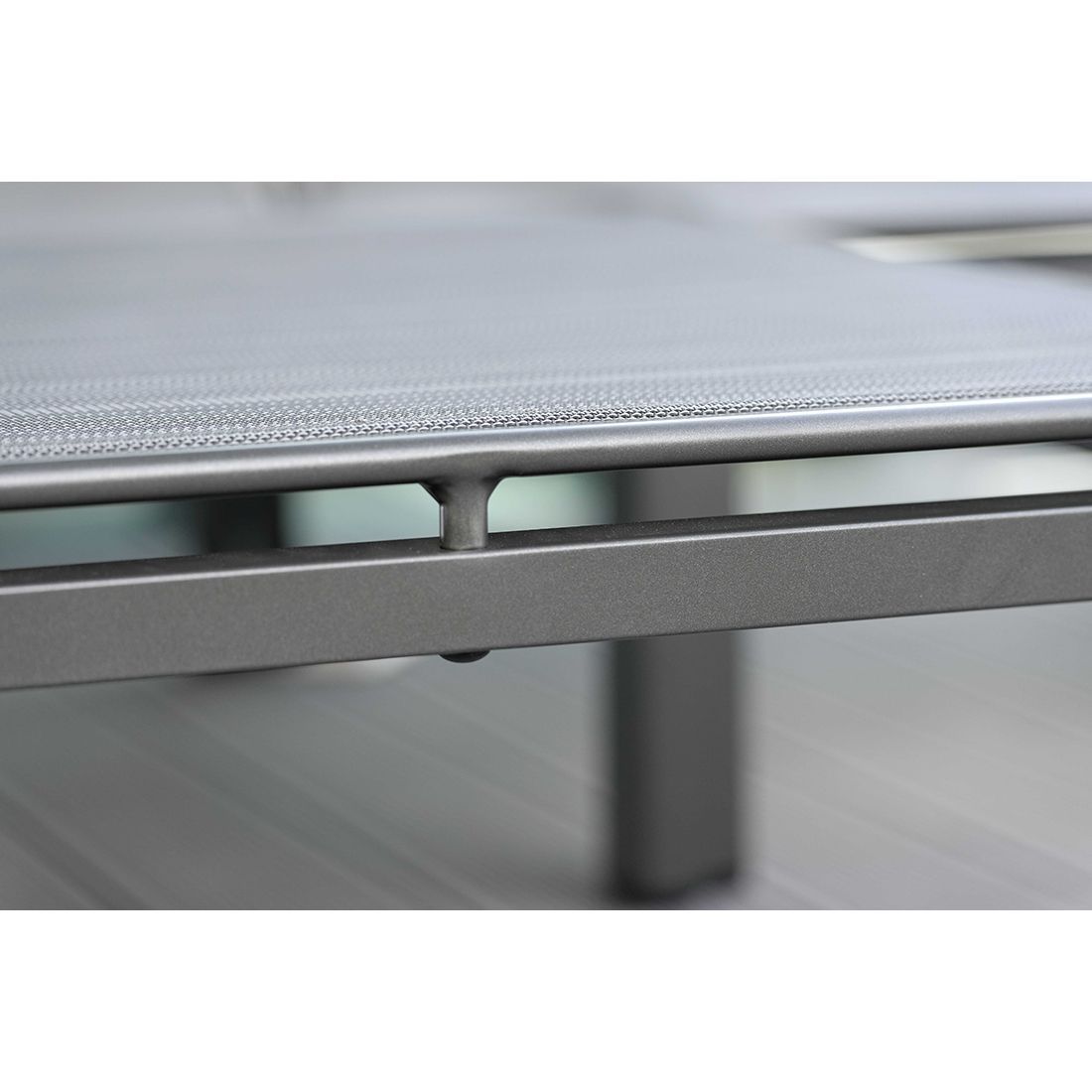 Loungetaburett Skelby aluminium/textilen 75x75 cm montert i hage