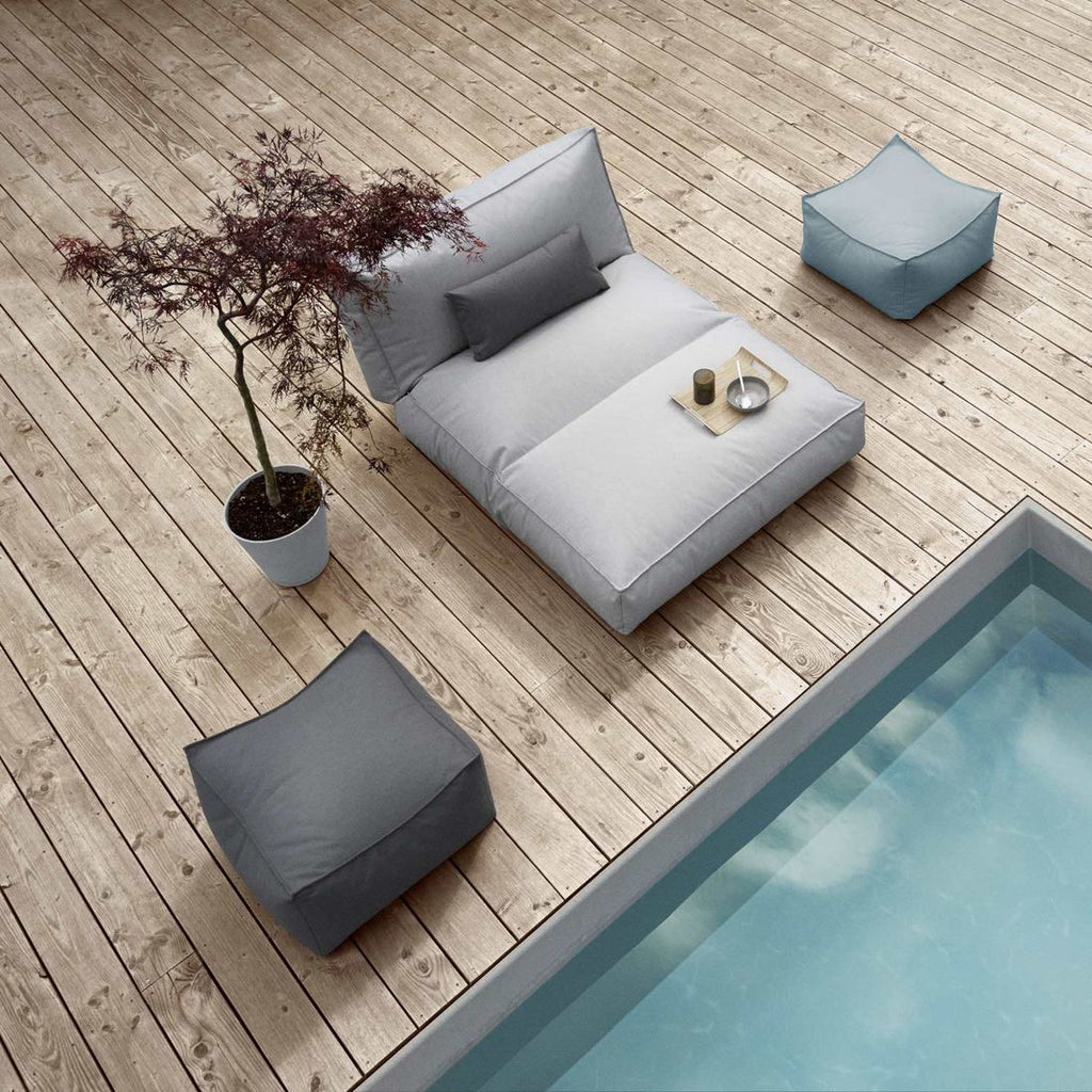 Montert Loungetaburett Stay 60x60 cm utestoff i hagemiljø