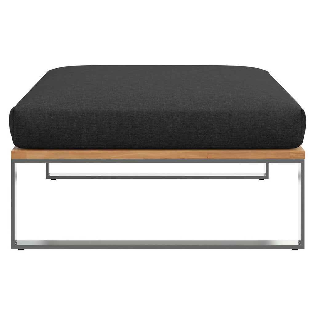 Montert Loungetaburett Sumba rustfritt stål/teak med pute på terrasse