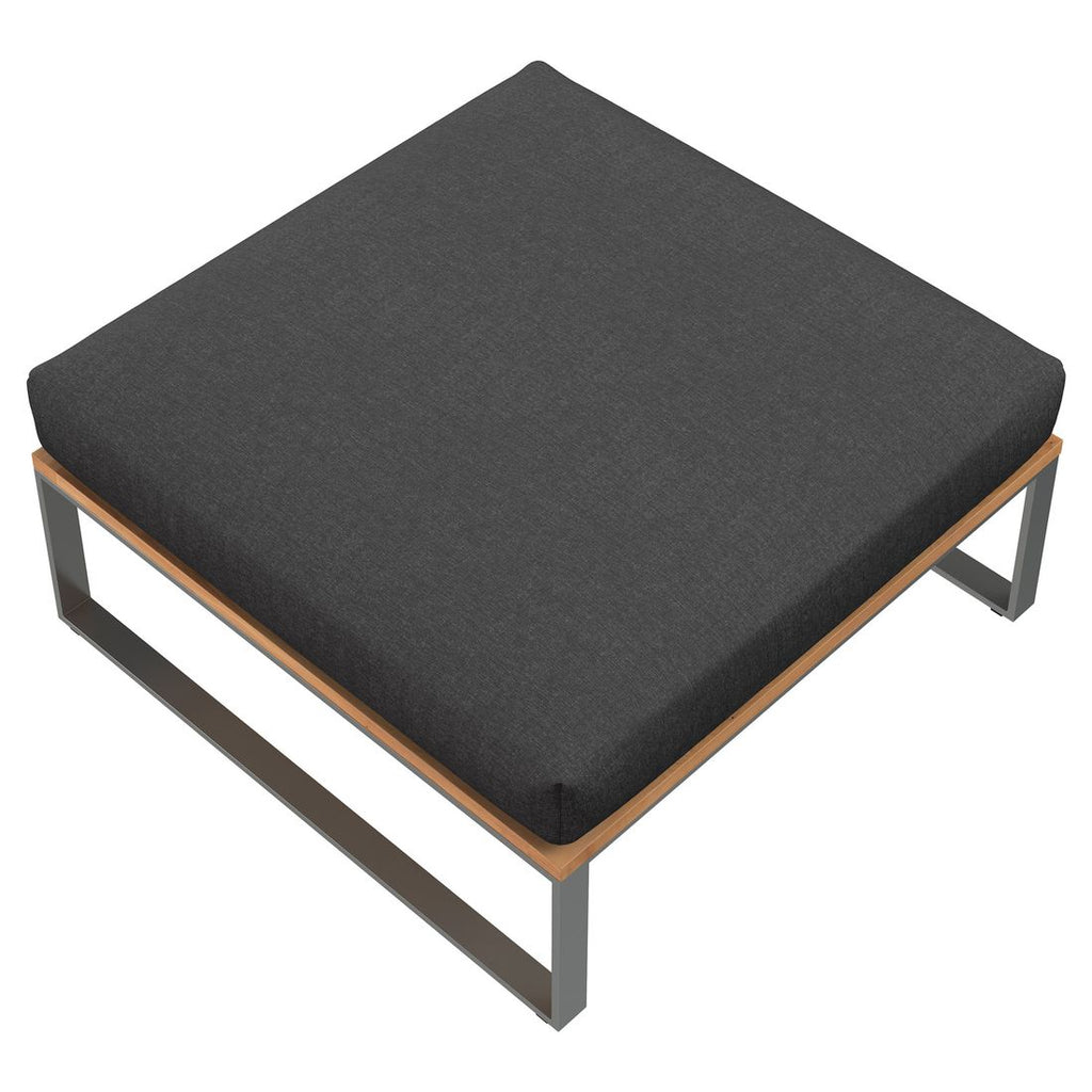 Nærbilde av teak treverk på Loungetaburett Sumba rustfritt stål/teak med pute