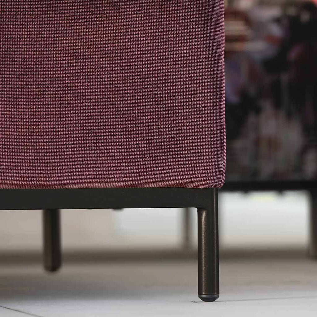 Nærbilde av tekstil og ramme på Loungetaburett Taavi Flower aluminium 99x99 cm