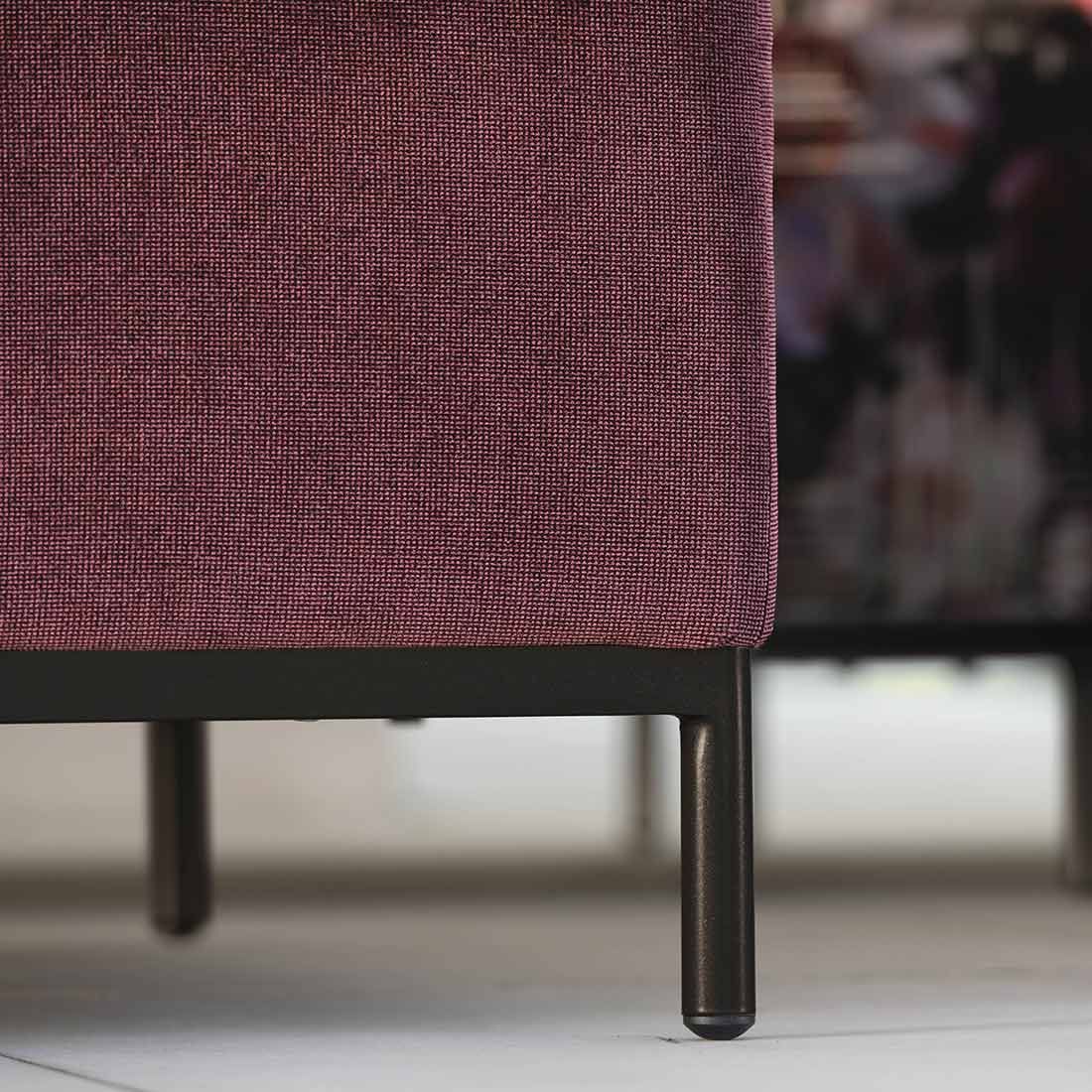 Nærbilde av tekstil og ramme på Loungetaburett Taavi Flower aluminium 99x99 cm