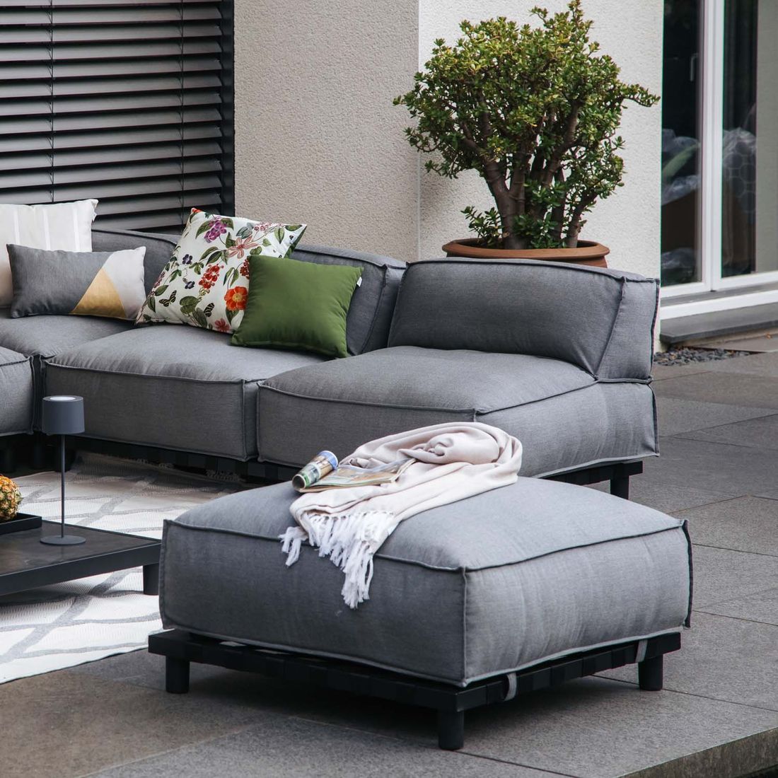 Loungetaburett Vlieland aluminium montert i hage