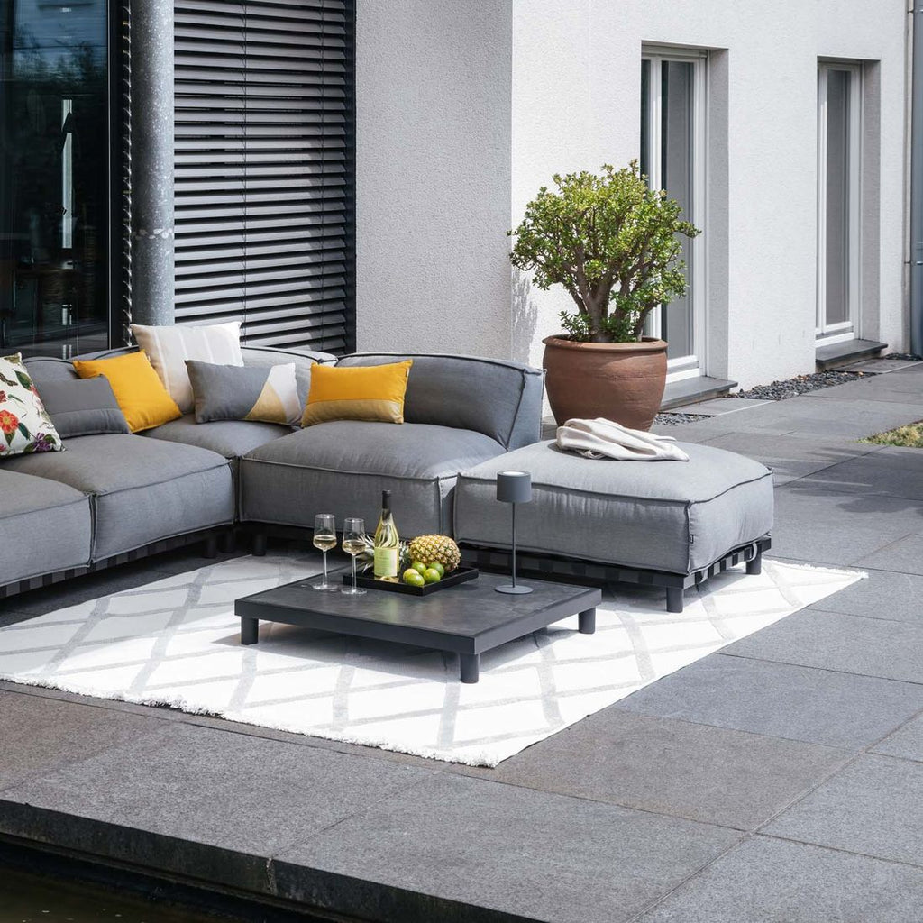 Loungetaburett Vlieland aluminium i moderne hagemiljø