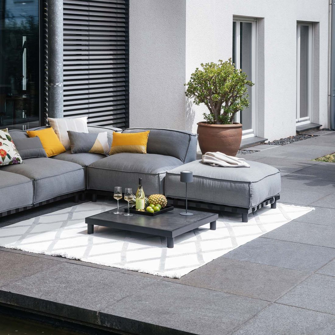 Loungetaburett Vlieland aluminium i moderne hagemiljø