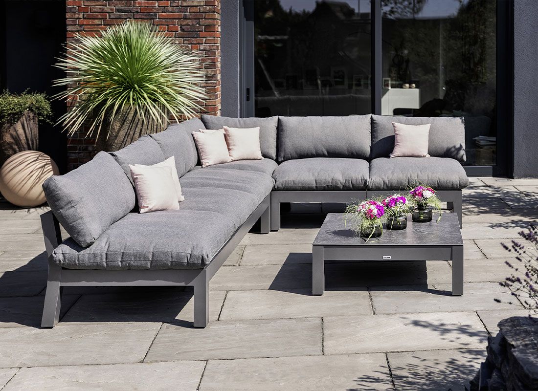 Midtmodul lounge Comfort aluminium 82x90 cm i naturlig hagemiljø