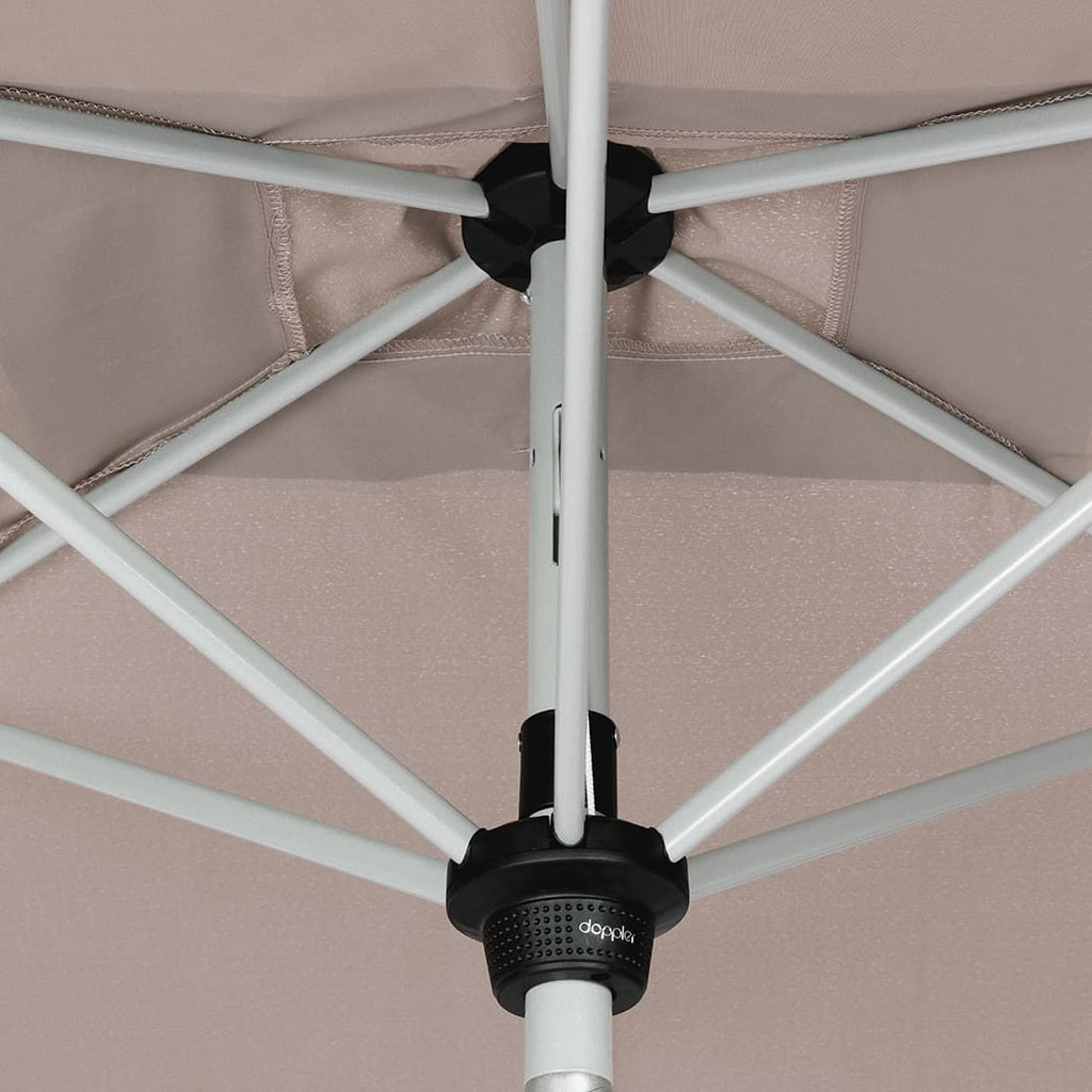 Midtstolpe-parasoll Active 210x140 cm med sveiv i bruk i hage