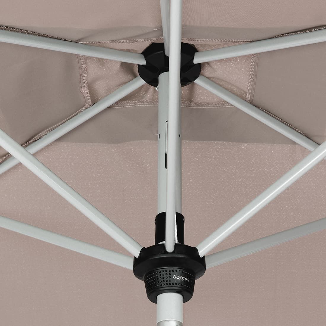 Midtstolpe-parasoll Active 210x140 cm med sveiv i bruk i hage