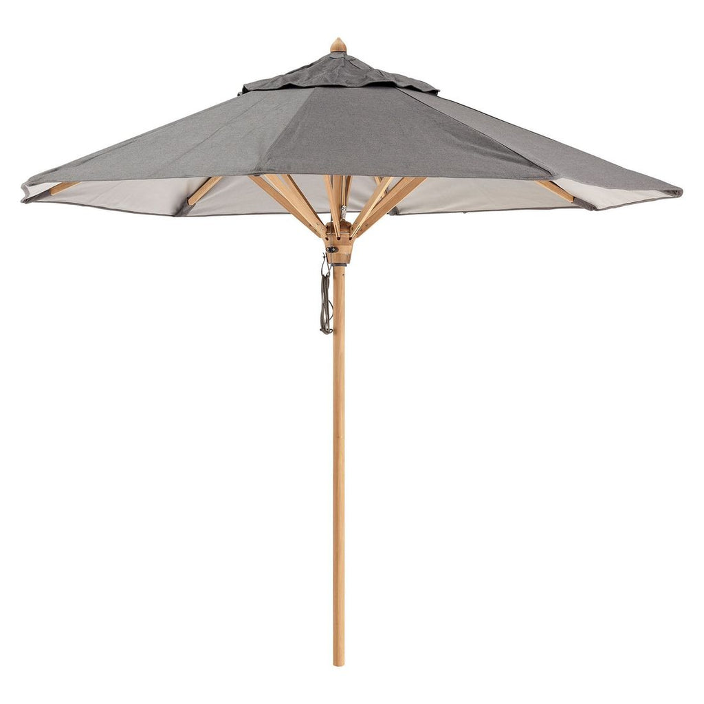 Montert Midtstolpe-parasoll Aton Ø300cm inkl. parasollfot på terrasse