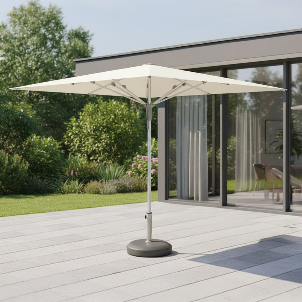 Montert Midtstolpe-parasoll Fortello Pro 350x350 cm sølv på terrasse