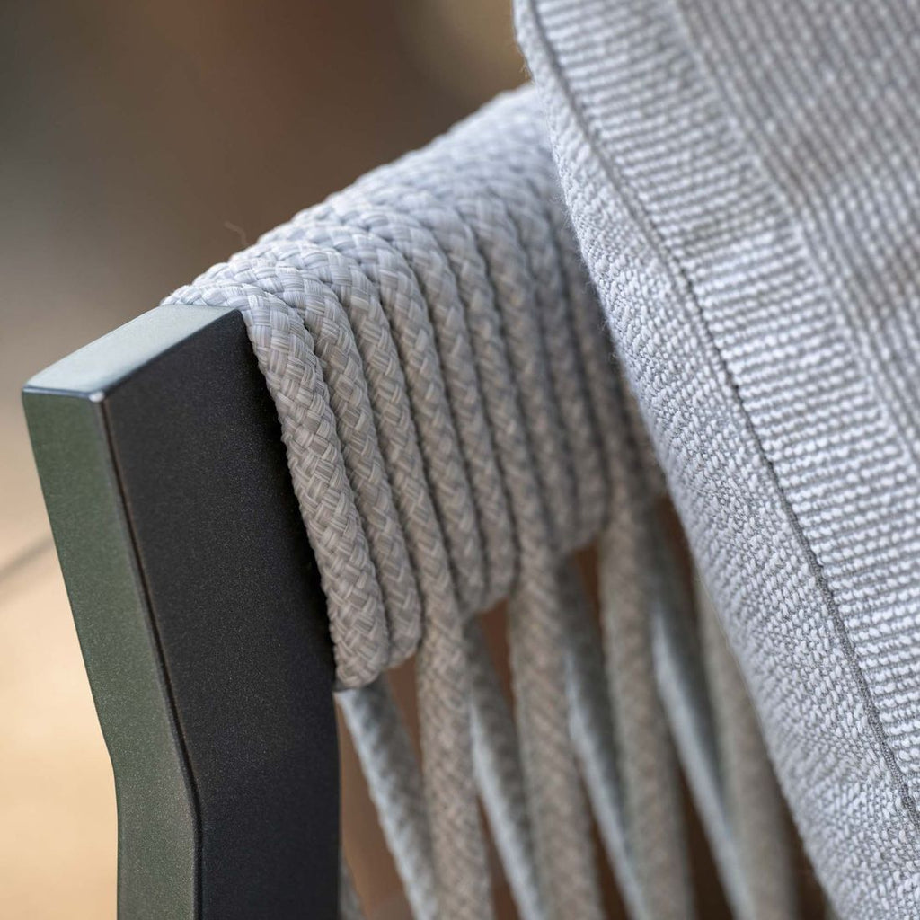 Montert Hagesofa Tammo aluminium tau 110 cm på terrasse