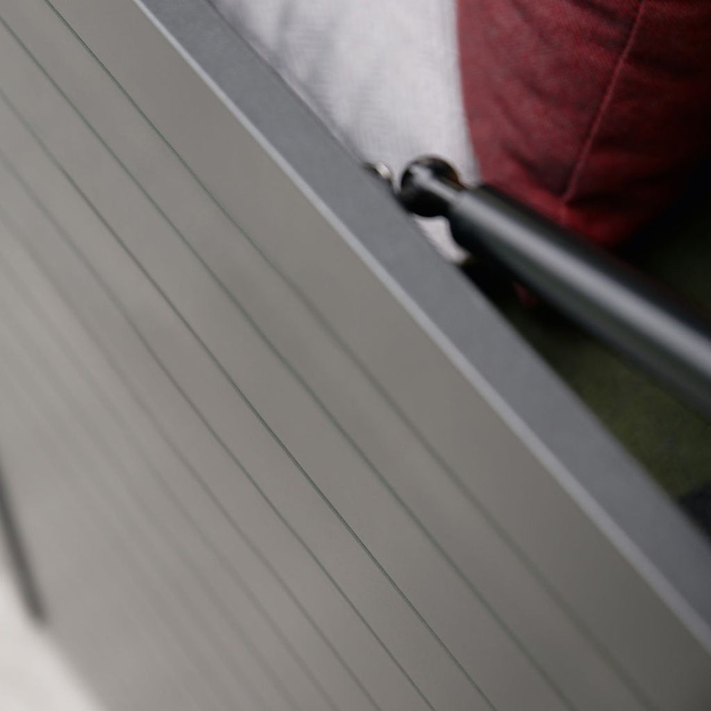 Oppbevaringsboks ute Gilbert aluminium - nærbilde av aluminiumsoverflate