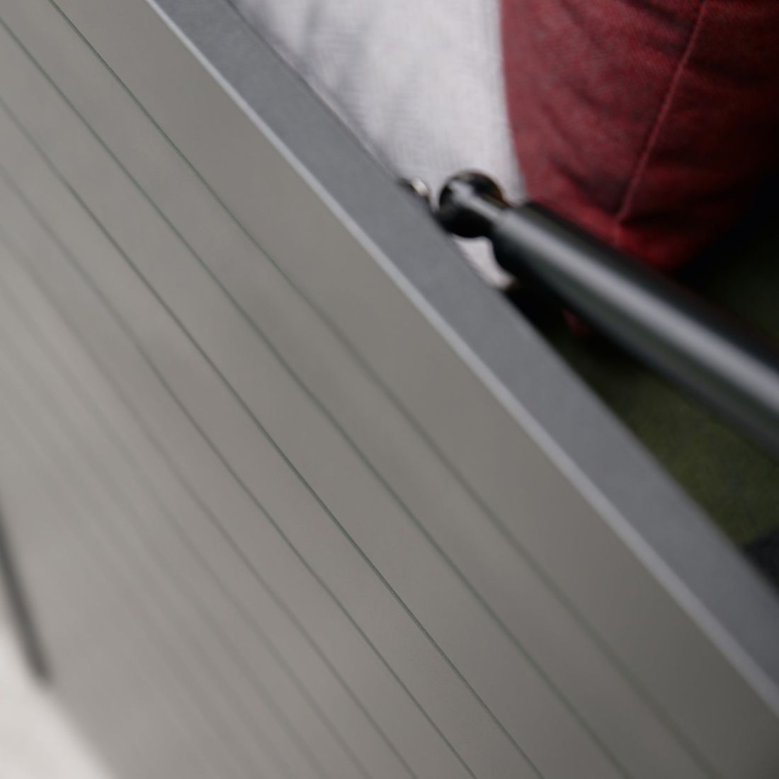 Oppbevaringsboks ute Gilbert aluminium - nærbilde av aluminiumsoverflate