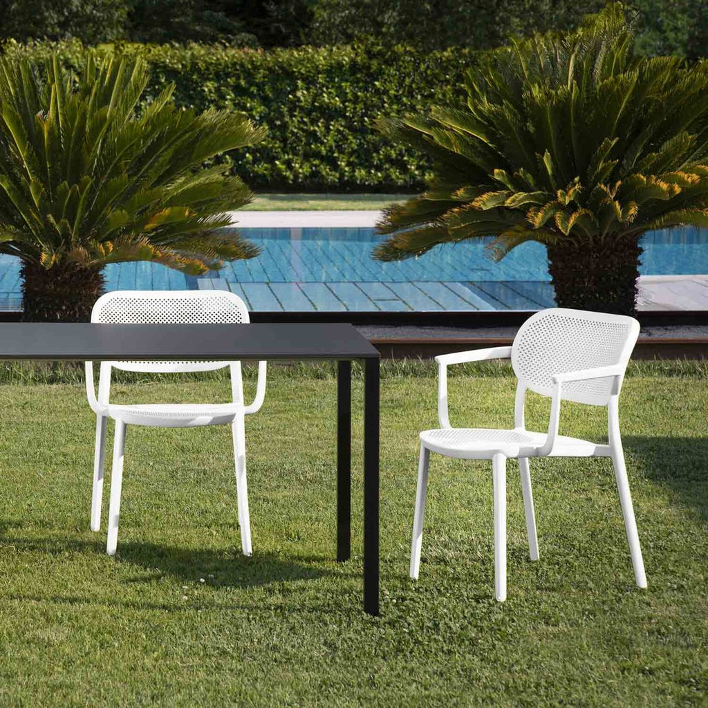 Oversikt over stabelstol ute Nuta B plast hvit 59x55 cm i uterom