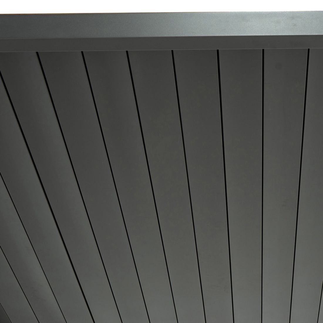 Nærbilde av stolpe og lameller på Pergola Basic aluminium 360x300 cm antrasitt