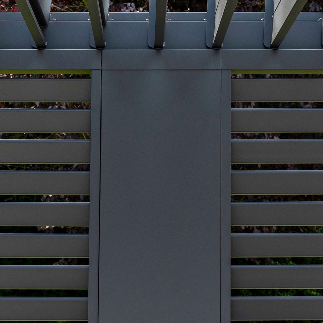 Pergola dekorpanel 31x236,5 cm aluminium antrasitt - nærbilde av struktur