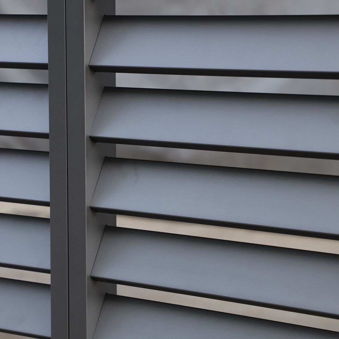 Nærbilde av pulverlakkert aluminium på Pergola lamelvegg Lino 272x235 cm aluminium grå