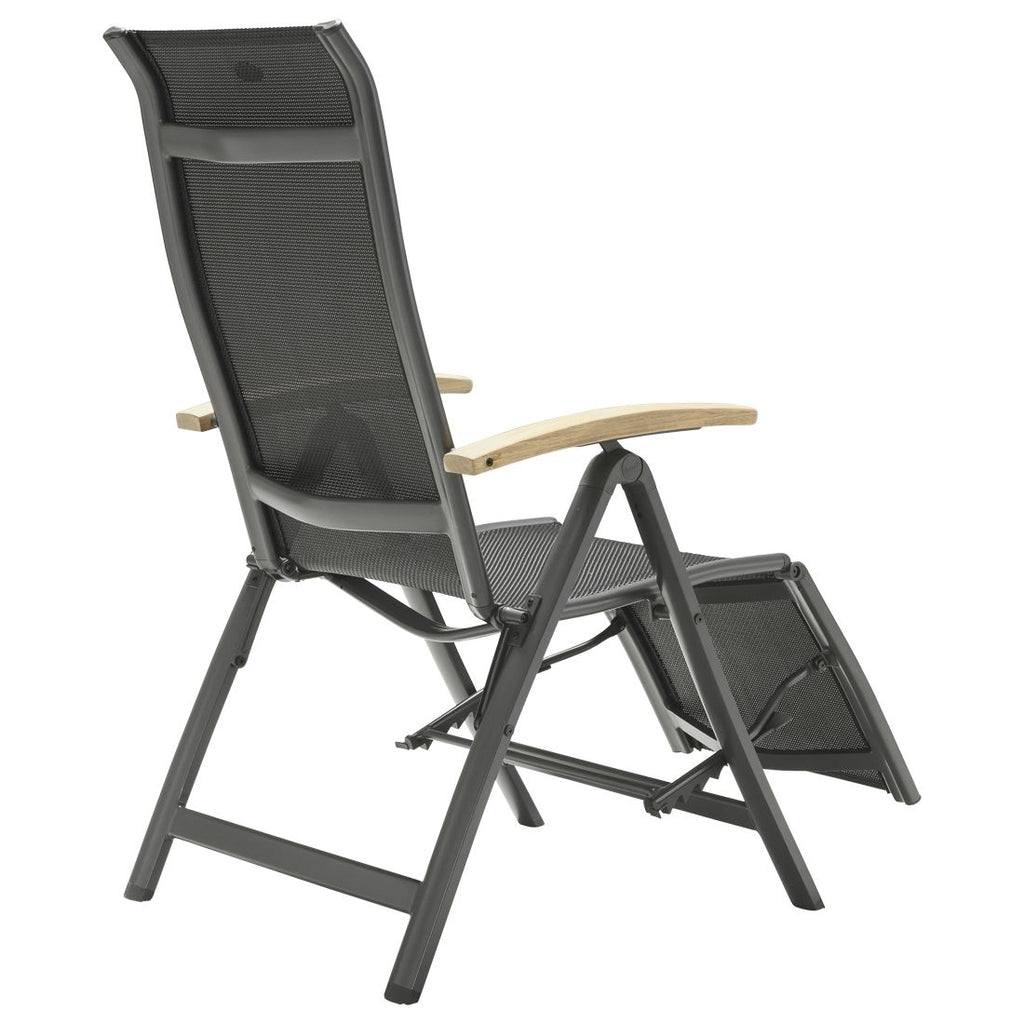 Detalj av teak-armlener på Relax-stol Alice aluminium/textilen