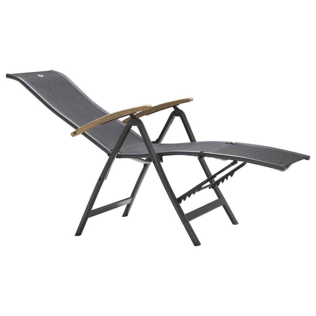 Relax-stol Alice aluminium/textilen med teak-armlener montert i hage