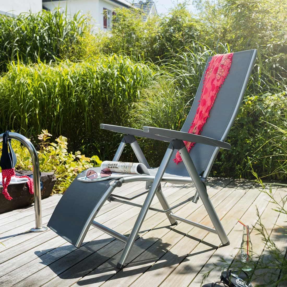 Montert Relax-stol Cirrus aluminium/textilen sammenleggbar på terrasse