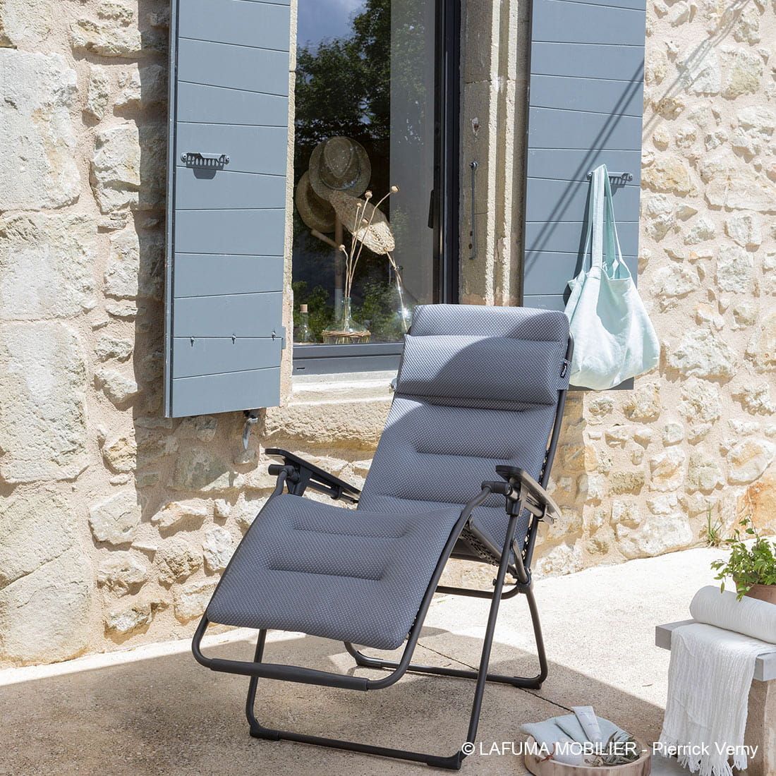 Relax-stol Futura XL stål/BeComfort 76x90 cm montert i hage