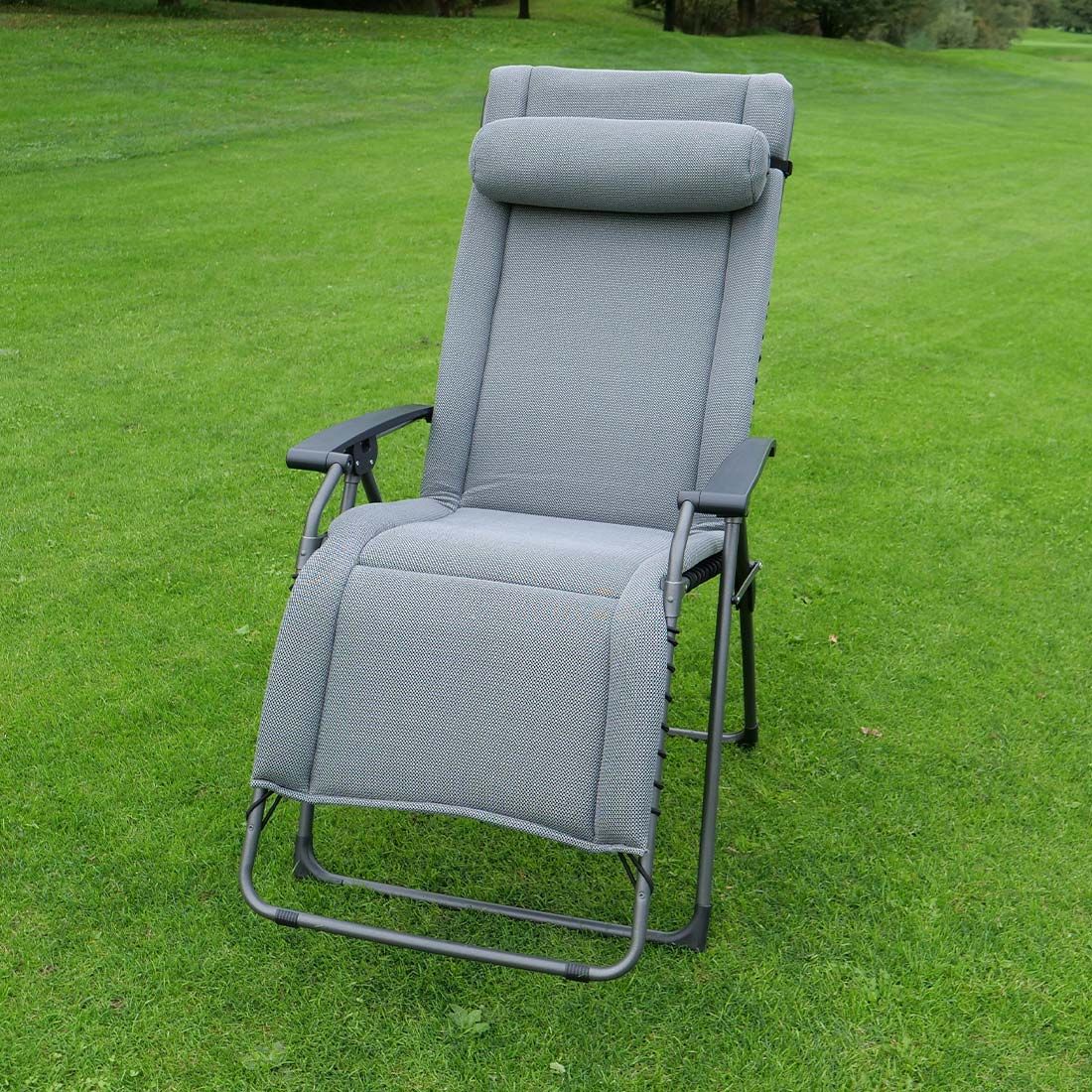 Relax-stol Oasi Sky Dream XL aluminium/3D Mesh montert på terrasse
