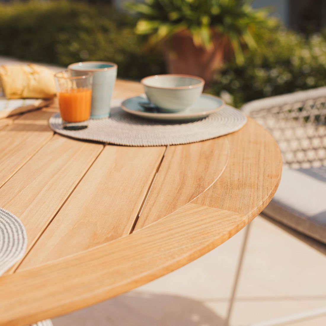 Detalj av bordplate i teak på Rundt hagebord Acore aluminium/teak Ø140 cm