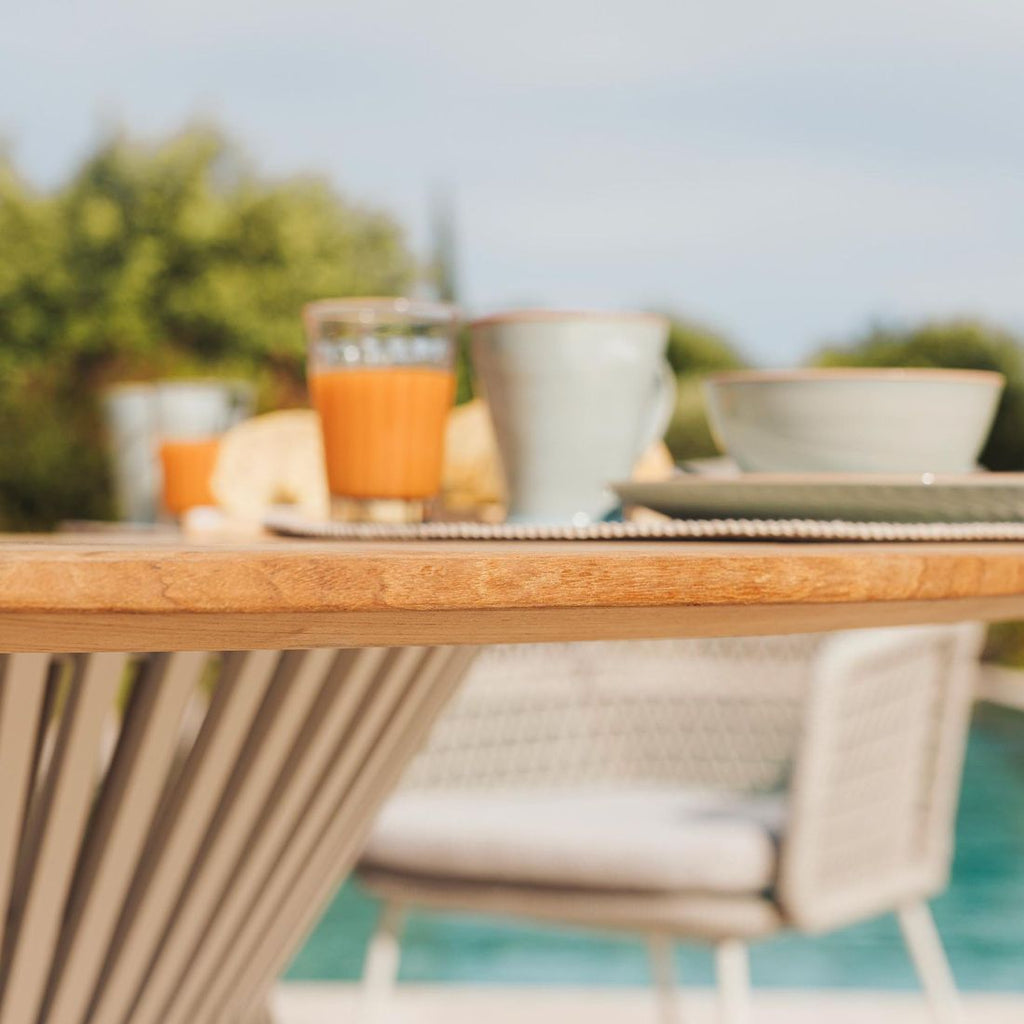 Montert Rundt hagebord Acore aluminium/teak Ø140 cm på terrasse
