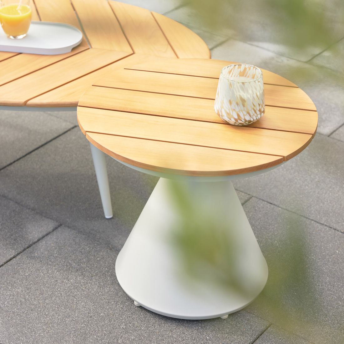 Sidebord ute 7015 Ø50 cm aluminium/teak montert på terrasse