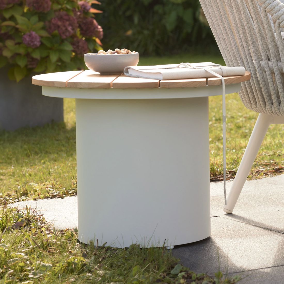 Sidebord ute 7015 aluminium/teak Ø50 cm bakside