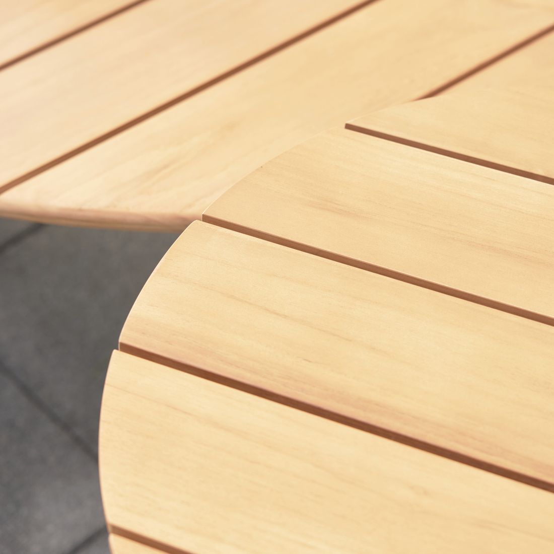 Montert Sidebord ute 7015 aluminium/teak Ø50 cm på terrasse
