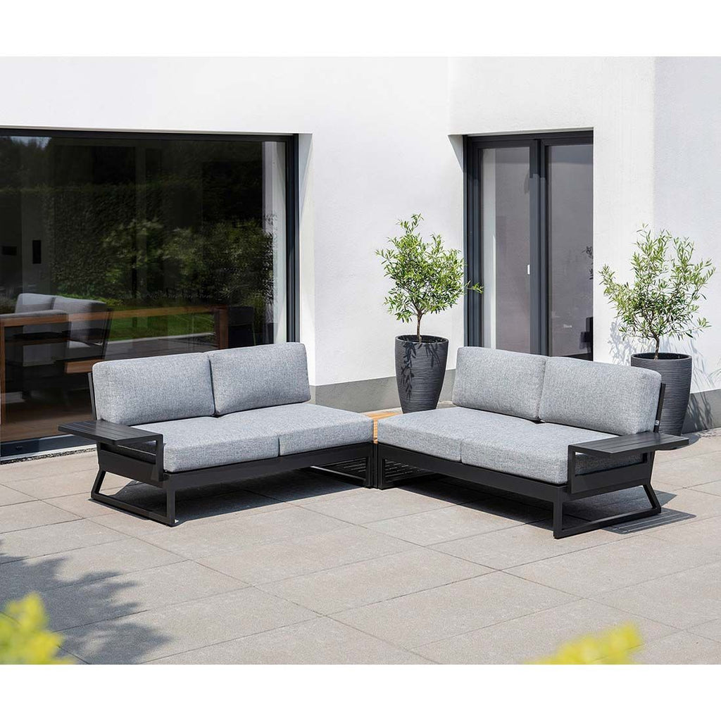Sidebord Ocean Skid Platform 61x27 cm antrasitt med blomsterdekorasjon