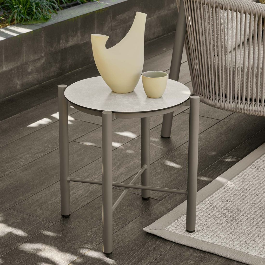 Sidebord ute Bora Bora Ø40 cm aluminium/keramikk bakside