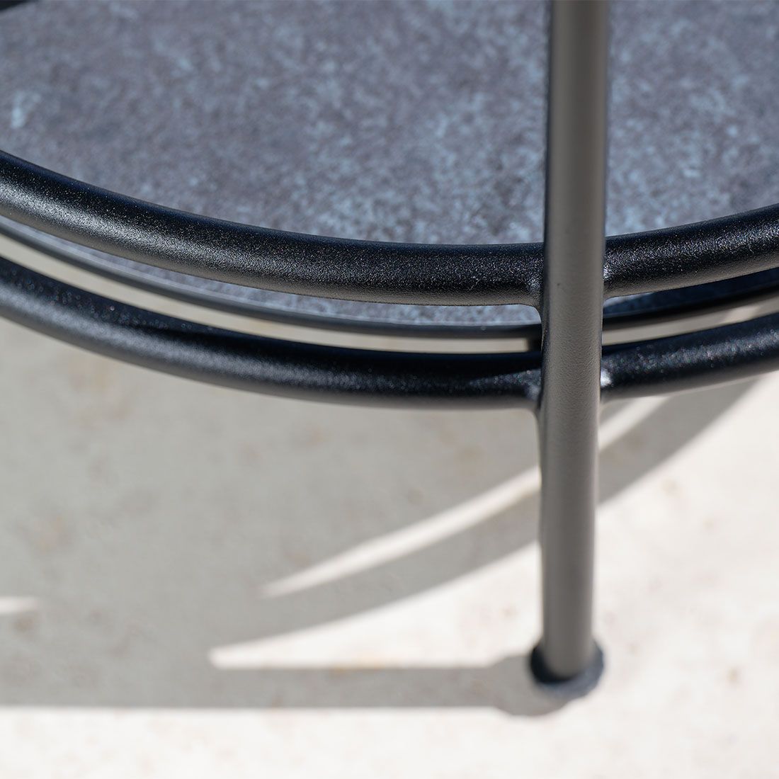 Sidebord ute Charles 52x52 cm aluminium/Silverstar montert i hage