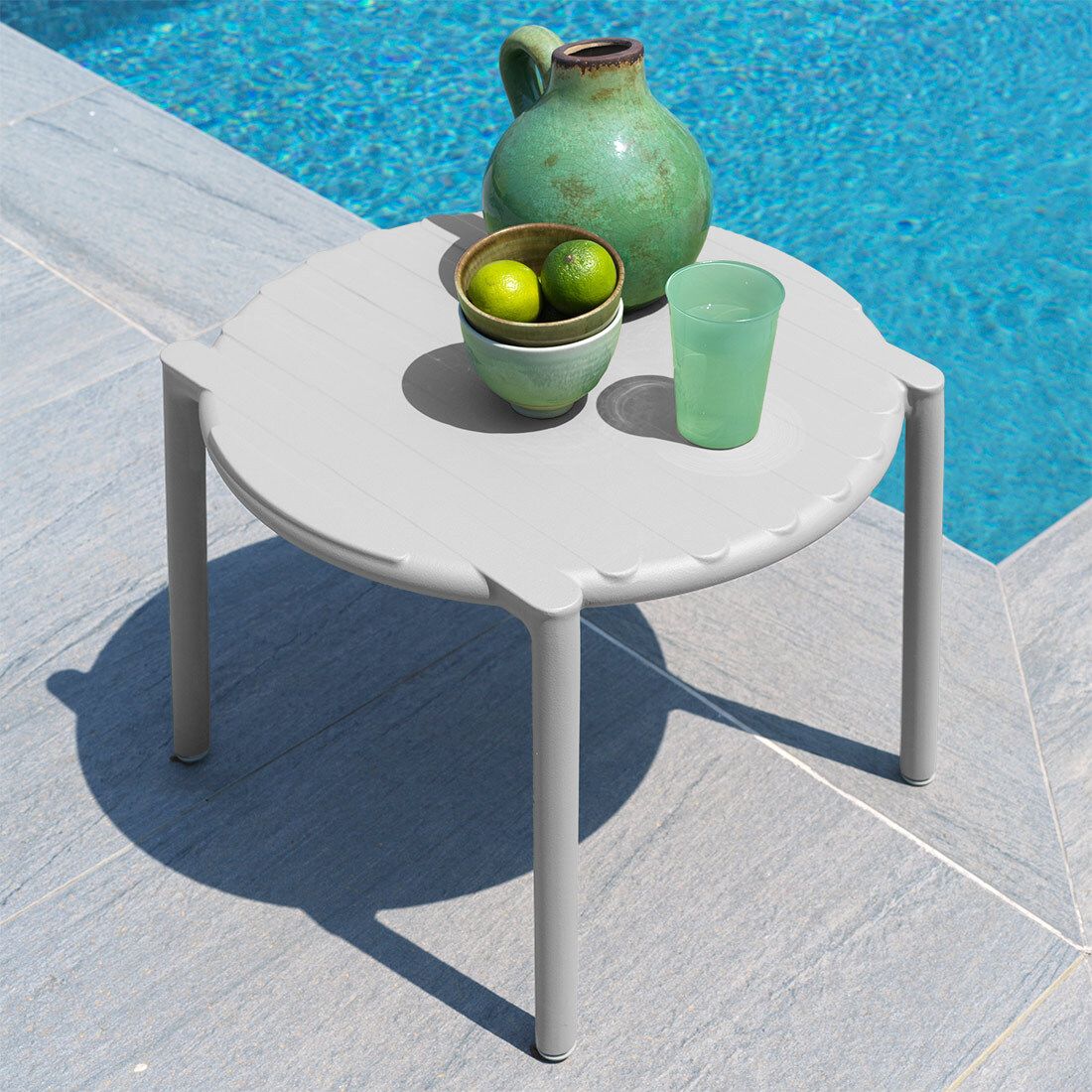 Sidebord ute Doga plast Ø49,5 cm stabelbar - Nardi montert i hage
