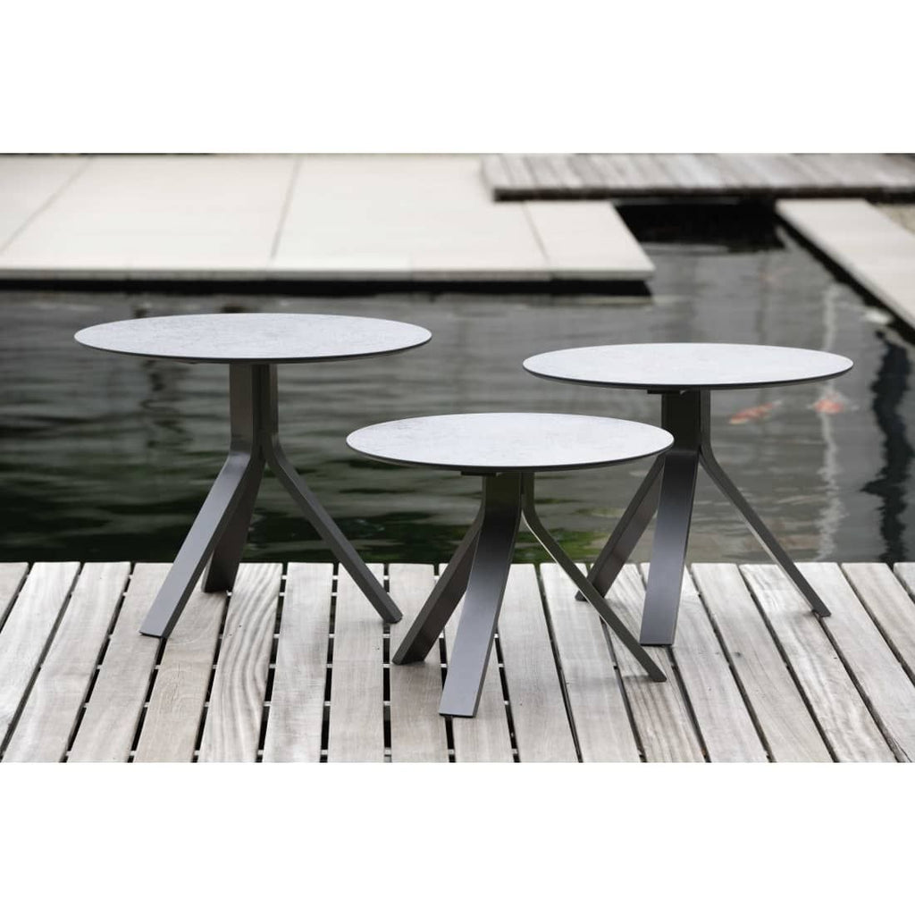 Sidebord ute Freddie aluminium/Silverstar Ø55 cm detalj av bordplate