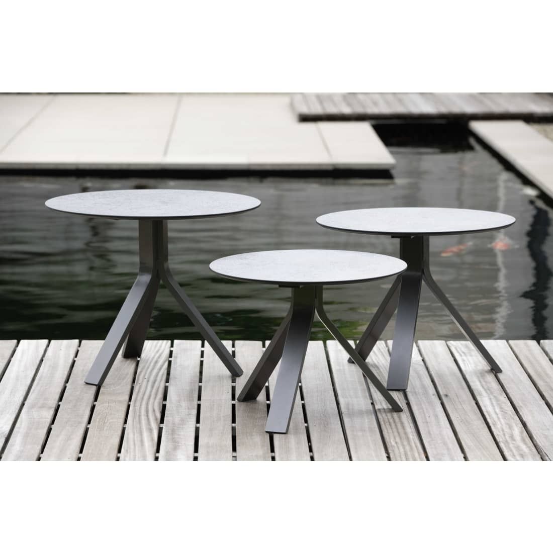 Sidebord ute Freddie aluminium/Silverstar Ø55 cm detalj av bordplate